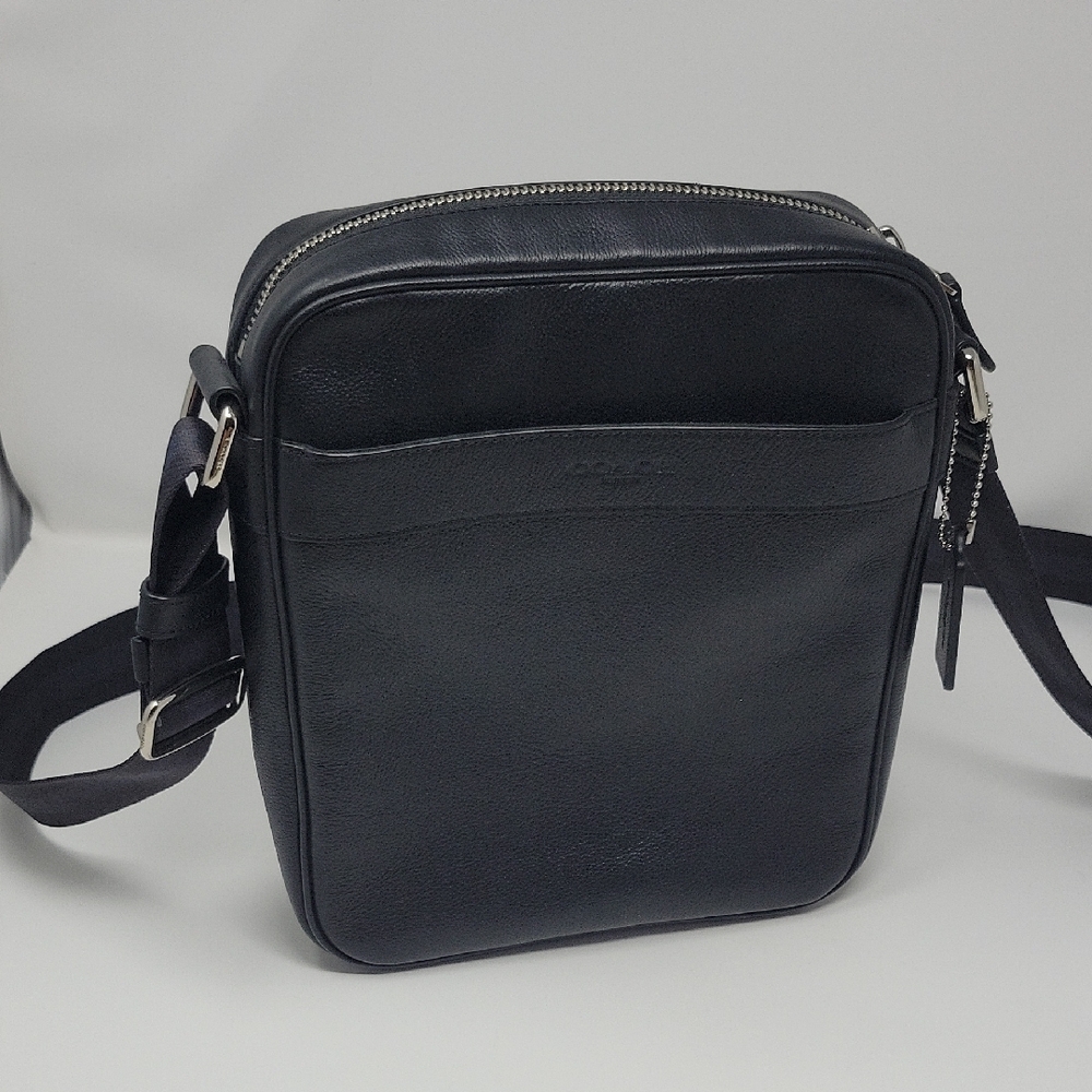 Compact Black Messenger Bag with Adjustable Strap